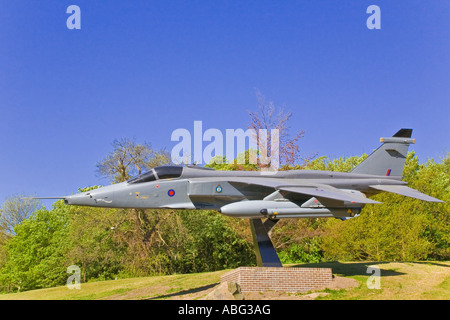 Jagdflugzeug der RAF Memorial Jaguar an der County Hall in England Stockfoto