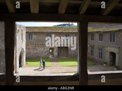 Der Hof am Tretower Hof gesehen aus der Galerie Tretower Wales UK Stockfoto