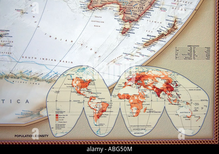 Ein Blick auf eine Ecke einer fein, detaillierten und farbenfrohen Weltkarte zeigt weltweite Bevölkerungsdichte. Stockfoto