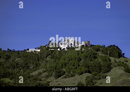 Hearst Castle vom Highway One gesehen. Stockfoto