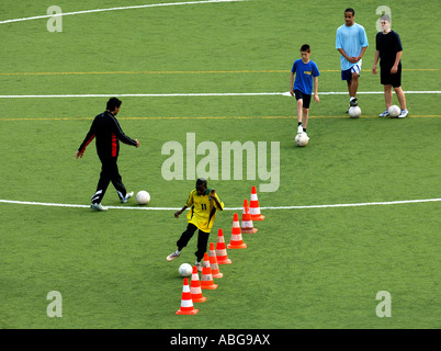 Junge Fußball-Talente während des Trainings Stockfoto