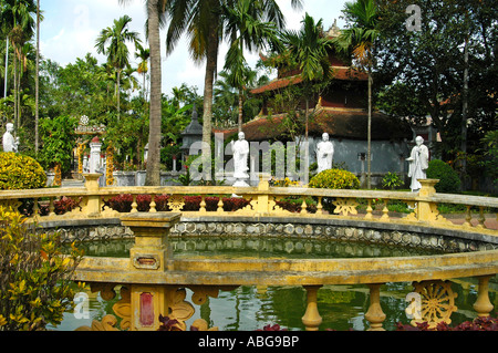 Kleiner Teich in der Dhyana-Garten umgeben von Buddha-Statuen, Du Hang Temple, Haiphong, Vietnam Stockfoto