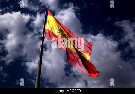 Nahaufnahme der spanischen Flagge mit blauem Himmel Hintergrund Spanien EU Europa Stockfoto