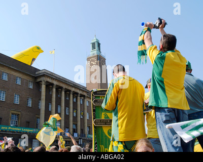 FUßBALL-FANS FEIERN IN NORWICH STADTZENTRUM AM BÜRGERLICHEN EMPFANG, RATHAUS FÜR DAS TEAM VON NORWICH CITY FC NORFOLK Stockfoto