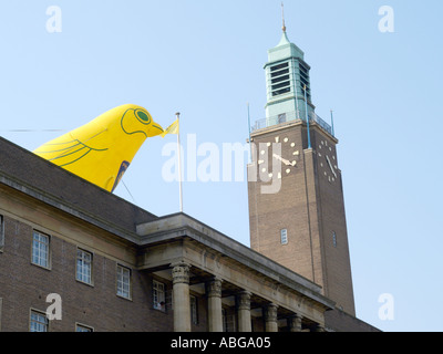 RIESIGE AUFBLASBARE KANARISCHEN BEI NORWICH CITY CENTRE FOR BÜRGERLICHEN EMPFANG IM RATHAUS FÜR DAS TEAM VON NORWICH CITY FC NORFOLK Stockfoto