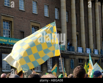 FAHNENSCHWINGEN NORWICH CITY CENTRE FÜR BÜRGERLICHEN EMPFANG IM RATHAUS FÜR DAS TEAM VON NORWICH CITY FC NORFOLK Stockfoto