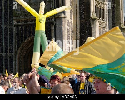 AUFBLASBARE FUßBALL-SPIELER IM CITY CENTRE FÜR BÜRGERLICHEN EMPFANG IM RATHAUS FÜR DAS TEAM VON NORWICH CITY FC NORFOLK Stockfoto