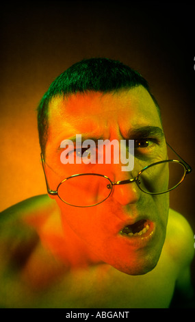 MANN AGGRESSIVE AUSDRUCK PORTRÄT Stockfoto