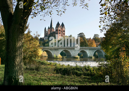 Die Kathedrale von Limburg, mit dem Fluss Lahn, Limburg, Hessen, Deutschland Stockfoto