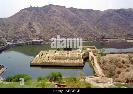 Blick vom Amber Palast der Gärten im See unten in der Nähe von Jaipur Rajasthan Indien Stockfoto