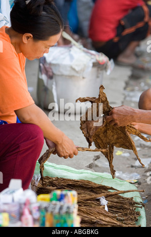 Tabakhandel auf dem Markt, Insel Negros, Philippinen Stockfoto