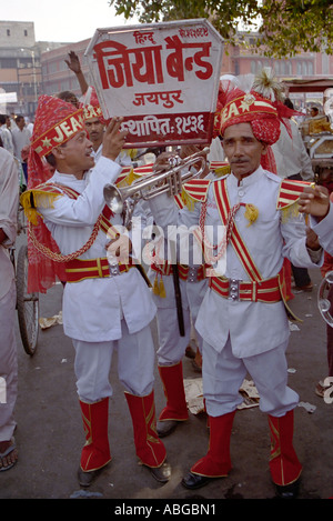 Bunte Musiker in der Straße von einer Blaskapelle in Nord-Indien-Südasien Stockfoto