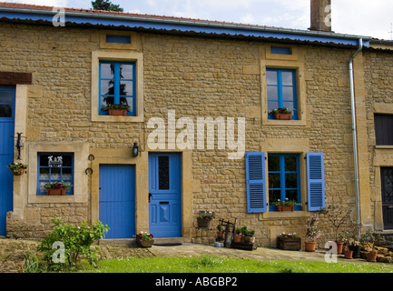 Schönen gemauerten Haus mit blauen Fensterläden und Türen in das Dorf von Torgny Provinz de Gaume Luxemburg Belgien Stockfoto