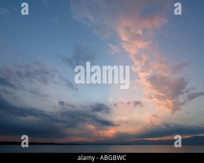 Schöne Wolkenbildung bei Sonnenuntergang am Gardasee Italien Stockfoto