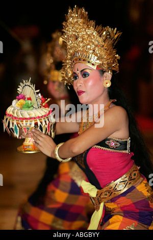 Tänzer führt traditionelle Legong Tanz in Bali, Indonesien Stockfoto