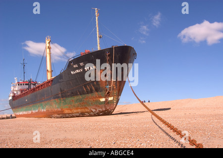 Versunkenem Schiff der Manaav Stern am Strand bei Sturz in der Nähe von Roggen in East Sussex nach einem großen Sturm im September 2004 Stockfoto