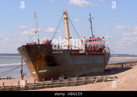 Versunkenem Schiff der Manaav Stern am Strand bei Sturz in der Nähe von Roggen in East Sussex nach einem großen Sturm im September 2004 Stockfoto