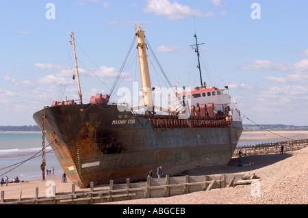 Versunkenem Schiff der Manaav Stern am Strand bei Sturz in der Nähe von Roggen in East Sussex nach einem großen Sturm im September 2004 Stockfoto