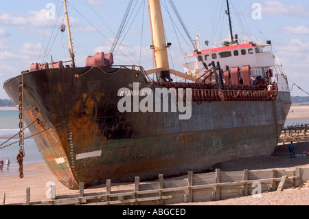 Versunkenem Schiff der Manaav Stern am Strand bei Sturz in der Nähe von Roggen in East Sussex nach einem großen Sturm im September 2004 Stockfoto