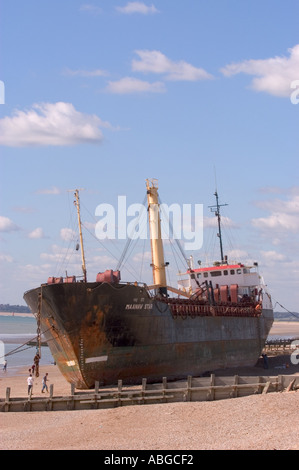 Versunkenem Schiff der Manaav Stern am Strand bei Sturz in der Nähe von Roggen in East Sussex nach einem großen Sturm im September 2004 Stockfoto