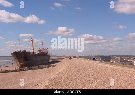 Versunkenem Schiff der Manaav Stern am Strand bei Sturz in der Nähe von Roggen in East Sussex nach einem großen Sturm im September 2004 Stockfoto