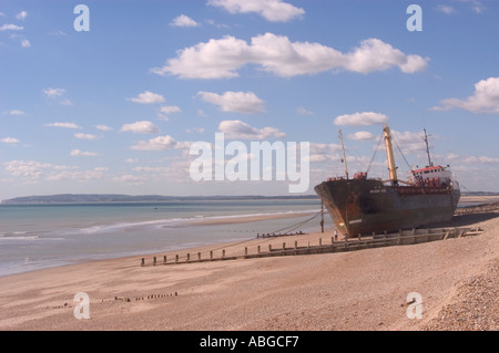 Versunkenem Schiff der Manaav Stern am Strand bei Sturz in der Nähe von Roggen in East Sussex nach einem großen Sturm im September 2004 Stockfoto