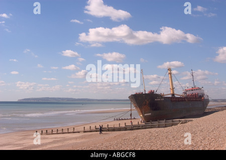 Versunkenem Schiff der Manaav Stern am Strand bei Sturz in der Nähe von Roggen in East Sussex nach einem großen Sturm im September 2004 Stockfoto