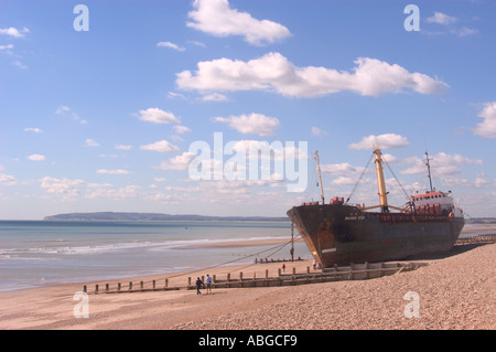 Versunkenem Schiff der Manaav Stern am Strand bei Sturz in der Nähe von Roggen in East Sussex nach einem großen Sturm im September 2004 Stockfoto