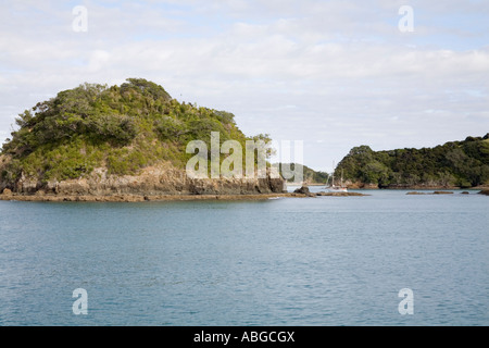 Bucht von Inseln NORTH ISLAND Neuseeland kann A weiße Yacht bergende zwischen zwei der kleineren Inseln in der Bay of Islands Stockfoto