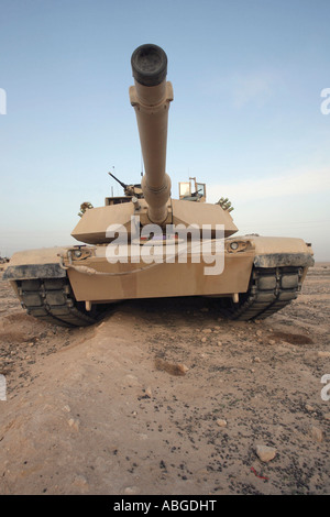 Ein M-1A1 Main Battle Tank wirft eine gewaltige Bild in der Wüste in der Nähe von Dra Digla, Irak, nördlich von Falludscha. Stockfoto