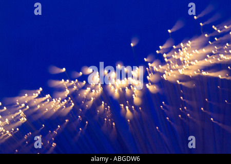 Optische Fasern ausstrahlen des Lichtes. Diese Fasern werden verwendet für die Übertragung von Ton und Bild in Form von Licht Stockfoto