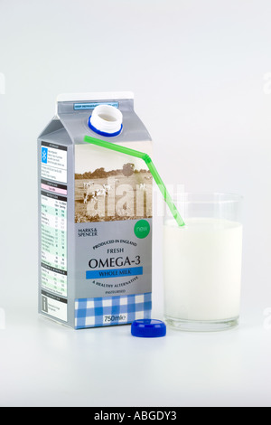 Karton und Glas Milch angereichert mit Omega-3 Fischöl Stockfoto