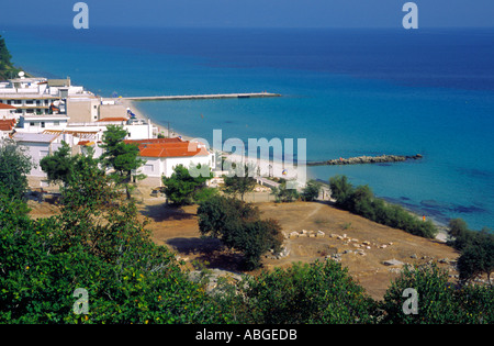 Strand und im Vordergrund die Reste des Heiligtums von Zeus Ammon Kallithea Chalkidiki Griechenland Stockfoto