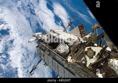 Astronauten beteiligt als Bau Lebensläufe auf der internationalen Raumstation Extravehicular Activity (EVA). Stockfoto