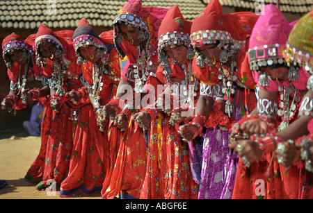 Tänzer in das Handwerk Dorf Shilpgram in der Nähe von Udaipur, Indien Stockfoto