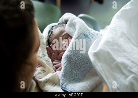 Neugeborenes Baby Girl ist gerade im Krankenhaus geboren. Sie ist alt, nur 10 Minuten in Handtuch ist sie in ihrer Mutter Arm gewickelt. Stockfoto