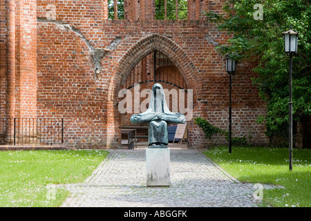 Reproduktion einer Pieta von Ernst Barlach, St. Johannis Kloster Stralsund, Mecklenburg-Western Pomerania, Deutschland Stockfoto