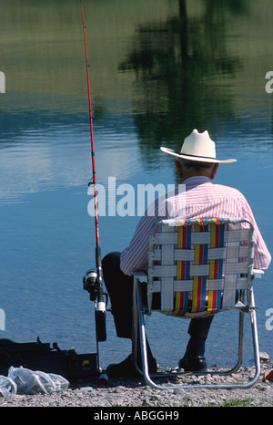 Eine einfache Möglichkeit zum Fischen vom Ufer aus auf einem Montana See. Stockfoto