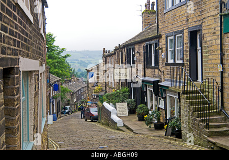 Steilen schmalen gepflasterten Main Street Haworth West Yorkshire England Stockfoto