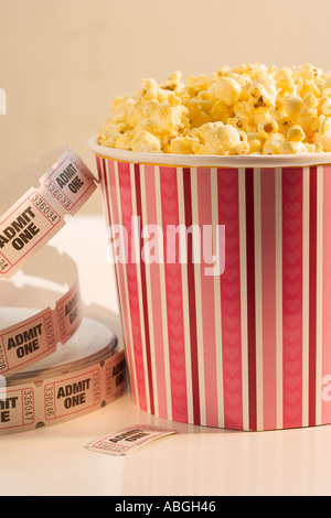 Stillleben mit Popcorn und Ticket zu einem Film Stockfoto