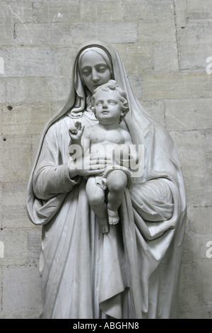 Statue der Jungfrau Maria mit Jesuskind mit Weltkugel in der Hand, Bayeux Kathedrale (Notre-Dame), Normandie, Frankreich Stockfoto