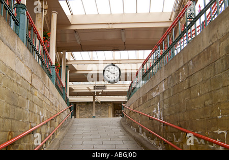 Plattform-Rampe und Uhr am Bahnhof von Carnforth Lancashire England Stockfoto