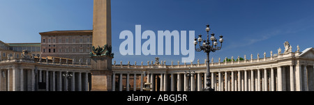 Panorama von Berninis Kolonnaden an der St. Peters-Piazza in Rom Stockfoto