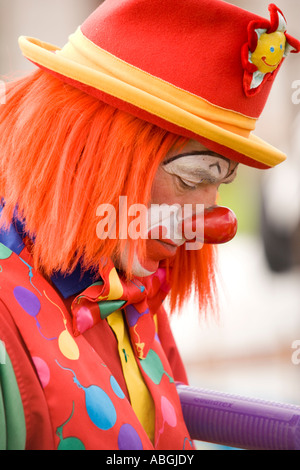 Ein traurig scary Clowns-Gesicht mit roter Nase und einen lustigen Hut Kinder Unterhaltung Scotland UK Stockfoto