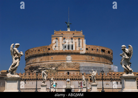 Engelsstatuen auf Sant Angelo Brücke an Castel St. Angelo Mausoleum Hadrian Schloss Rom Italien mit blauem Himmel Stockfoto