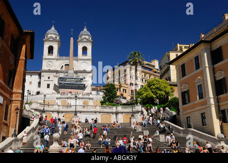 Touristen auf der spanischen Treppe von der Piazza di Spagna, Piazza Trinita dei Monti Rom Italien Stockfoto