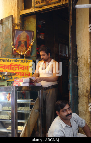 Straßenhändler verkaufen Süßigkeiten und Backwaren in Varanasi, Indien Stockfoto