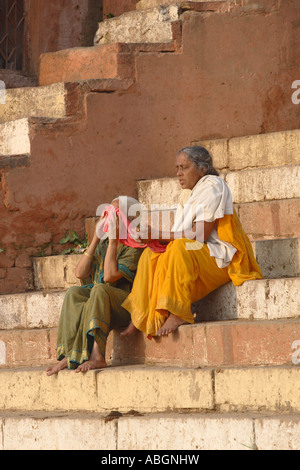 Sitzen auf den Ghats am Ganges, mit Blick auf die Sonne bei einer Sonnenfinsternis. Varanasi, Indien. Stockfoto