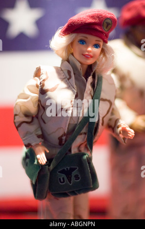 1993 Army Barbie Puppe von Mattel in Tarnuniform und roter Baskenmütze, die vor einem Hintergrund der US-Flagge steht. Stockfoto