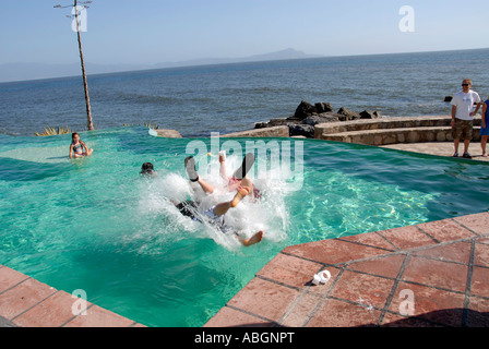 Junge Männer Ringen und einander in ein Becken zu ziehen. Stockfoto